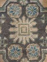 Load image into Gallery viewer, TINY RUG No. 08