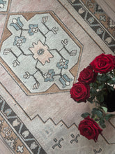 Load image into Gallery viewer, PEMBE 3’1 x 8’8 ft / 93 x 265 cm