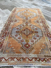 Load image into Gallery viewer, BERAT 5’1 X 9’11 ft / 154 X 305CM