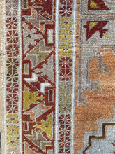 Load image into Gallery viewer, BERAT 5’1 X 9’11 ft / 154 X 305CM