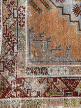 Load image into Gallery viewer, BERAT 5’1 X 9’11 ft / 154 X 305CM