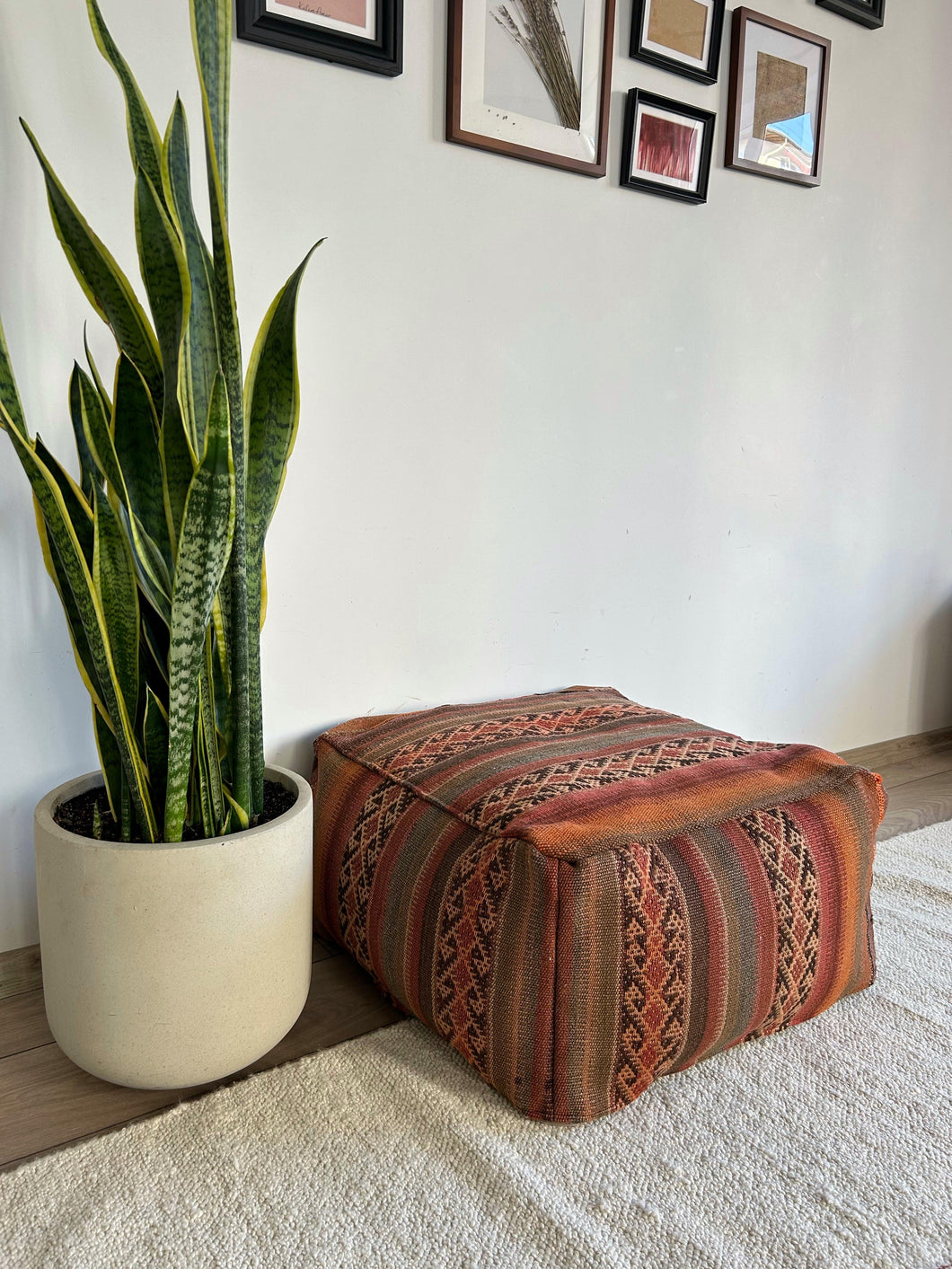 # 02 Antique Floor Pouf
