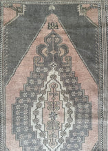 Load image into Gallery viewer, IPEK 4’4  X 8’6 Ft / 136 X 280 Cm
